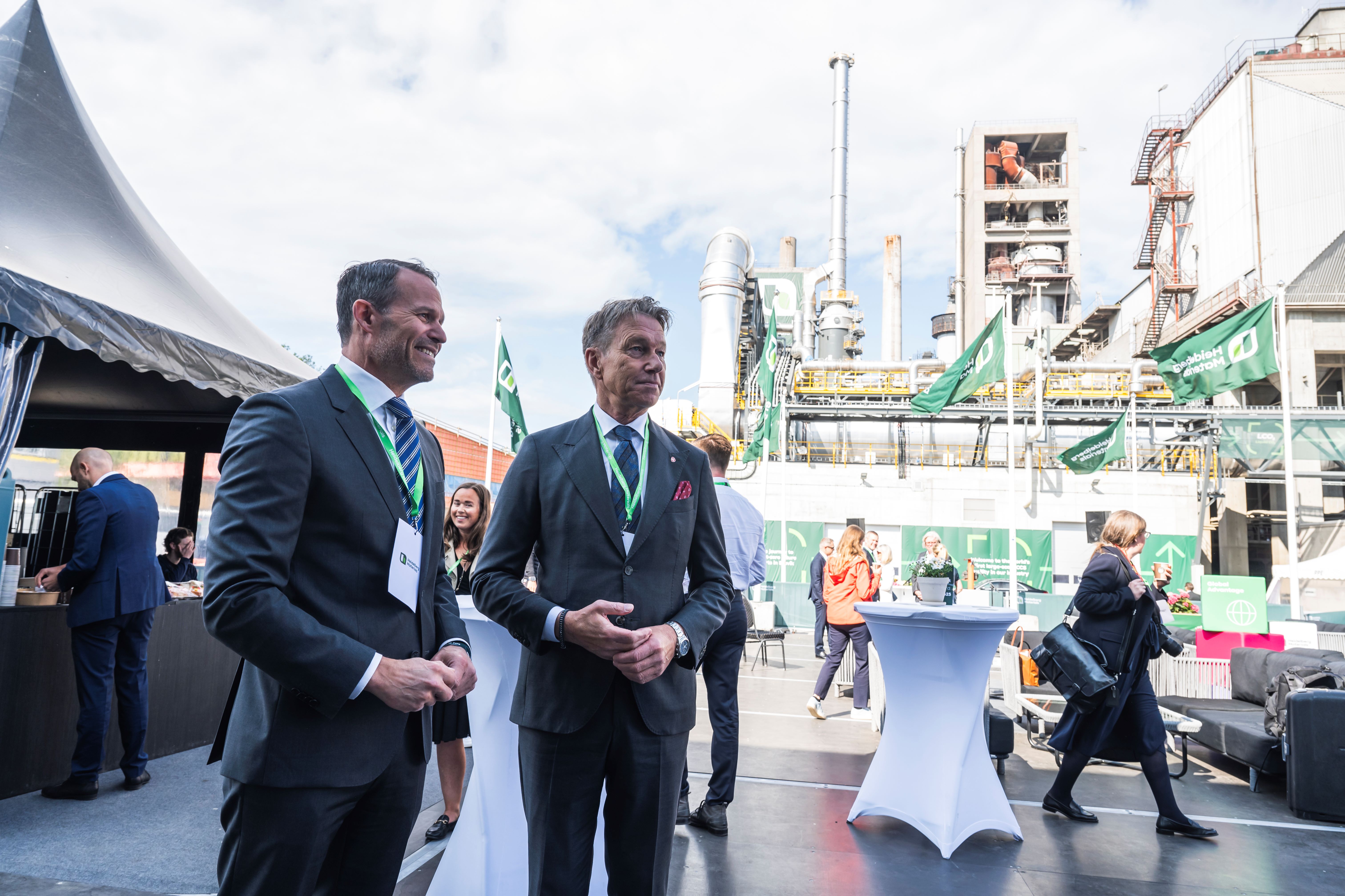 Norra energeetikaminister Terje Aasland (paremal) Heidelberg Materialsi CCS-projekti avaüritusel, saatjaks tegevjuht Giv Brantenberg