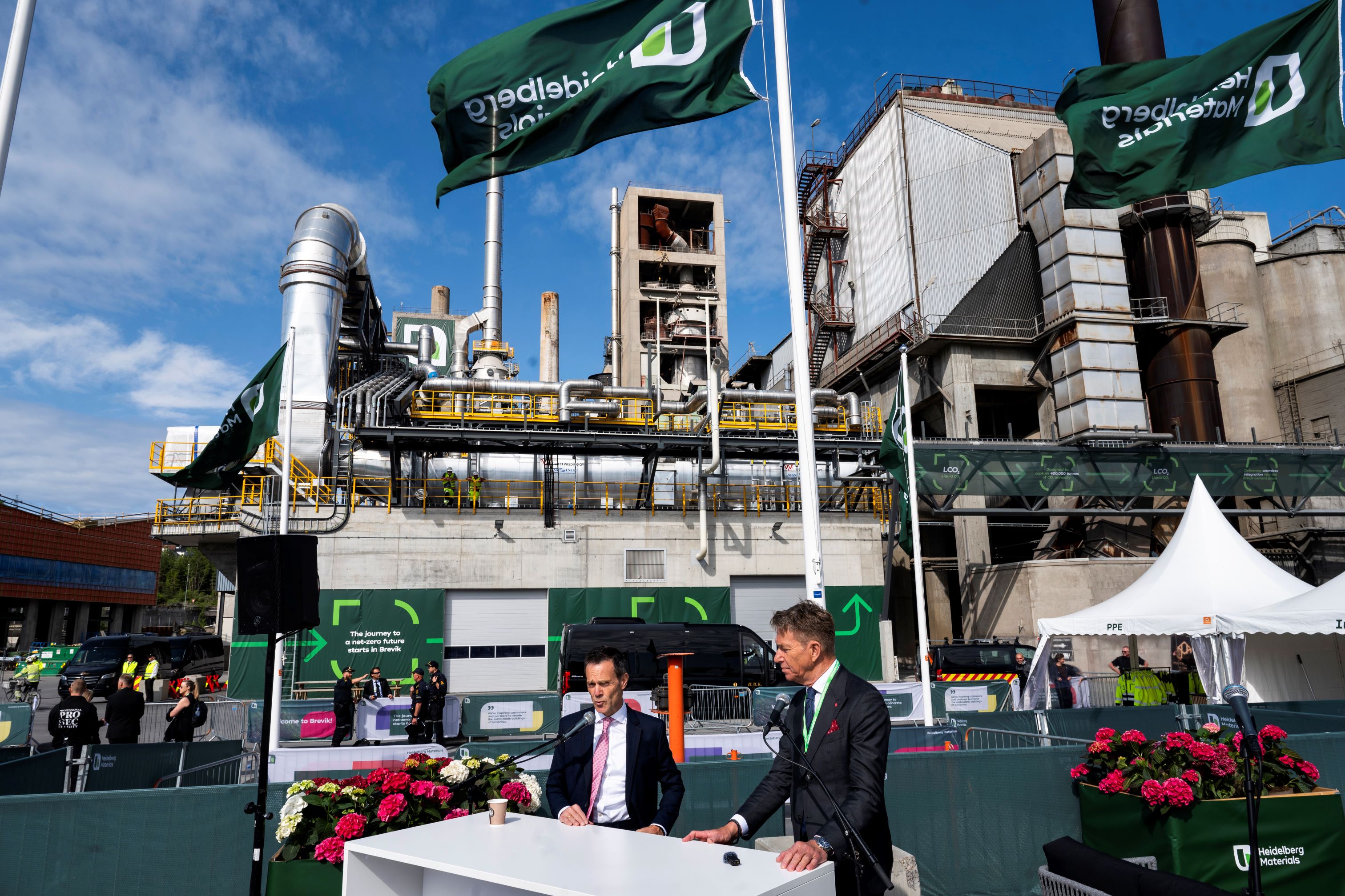 Norra energeetikaminister Terje Aasland ja Heidelberg Materialsi tegevjuht Dominik von Achten kohtumisel Brevikus
